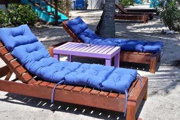 هتل Coco's Beachfront Cabanas