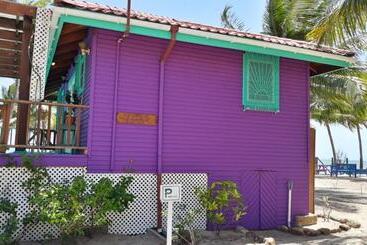 בית מלון כפרי Coco's Beachfront Cabanas