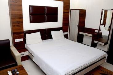 Отель The New Holiday Ii