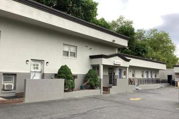 호텔 Executive Inn & Suites  Neptune  Tinton Falls