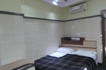 هتل Adarsha Palace
