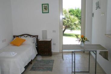 هتل Agriturismo Donna Clementina