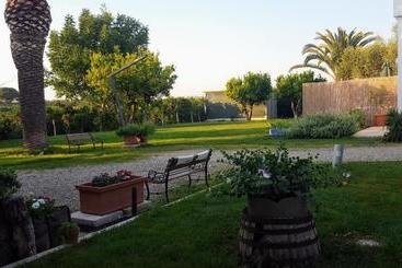 هتل Agriturismo Donna Clementina