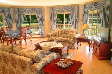 تختخواب و صبحانه Carolynnes Cottages