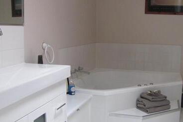 汽车旅馆  Bristol Hill Motor Inn