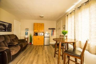 تختخواب و صبحانه Wild Pacific Guest Suites