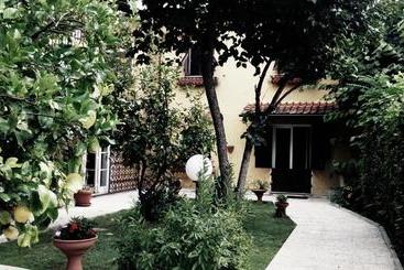 هتل Bed&breakfast Villa Lorena