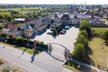 بنسيون Restaurant La Conac