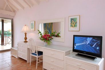 هتل Captain Oliver's Resort & Marina