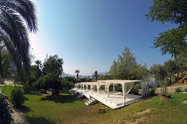 هتل Latchi Family Resort