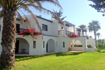 هتل Latchi Family Resort