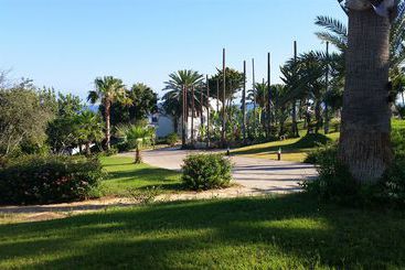 هتل Latchi Family Resort