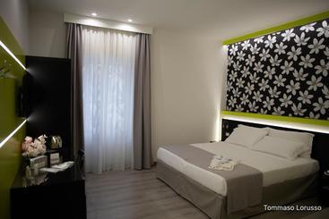 تختخواب و صبحانه Holygold Suite