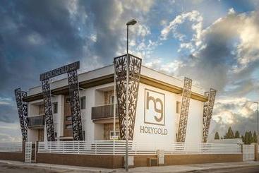 تختخواب و صبحانه Holygold Suite