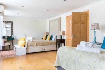 کلبه Luxury 5 Bedroom Villa With Parking And Ac