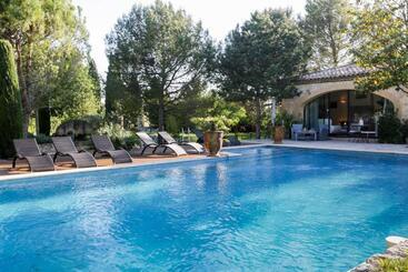 بيت ريفى Mas Au Cœur De La Provence & Spa