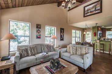 2 Spirit Lodge  Two Bedroom Cabin With Hot Tub