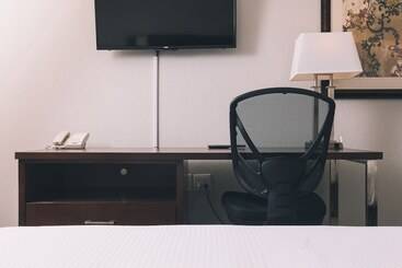 فندق Service Plus Inns And Suites