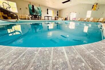 فندق Ozark Inn And Suites
