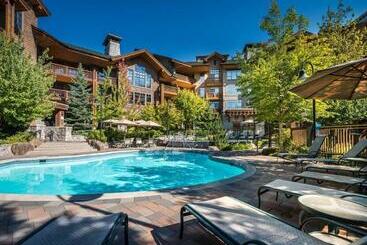 هتل First Tracks Lodge
