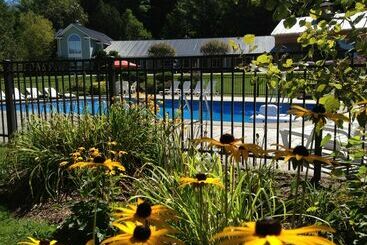 هتل Mountain Road Resort At Stowe