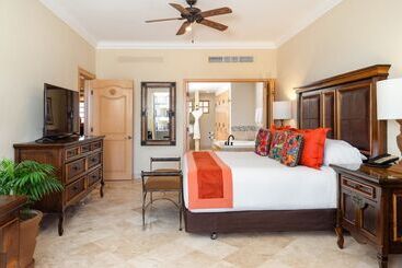 هتل Villa La Estancia Beach Resort & Spa