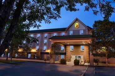 فندق على الطريق Super 8 By Wyndham Calgary Shawnessy Area