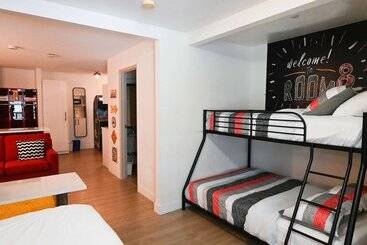 فندق على الطريق Super 8 By Wyndham Calgary Shawnessy Area