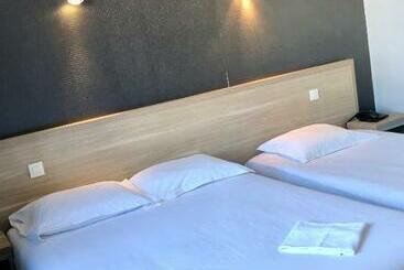 Hotel Hôtel Le Bretagne Et Restaurant Le Papillon