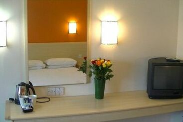 هتل Redwings Lodge Dunstable