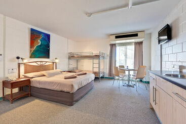 هتل Sea Breeze Resort