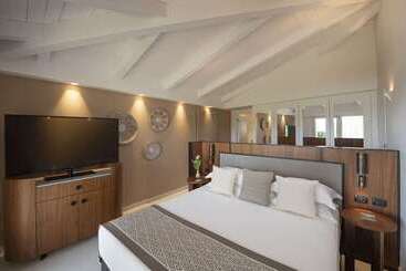 호텔 Baia Di Chia Resort Sardinia, Curio Collection By Hilton