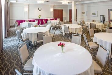 בית מלון כפרי Comfort Inn & Suites Near Burke Mountain