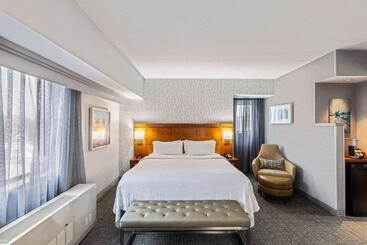 هتل Courtyard By Marriott Boston Waltham