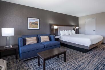 Отель Hampton Inn & Suites Agoura Hills