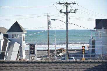 Отель Rhea's Inn By The Sea