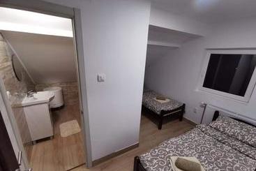 هاستل Apartmani Maja 2