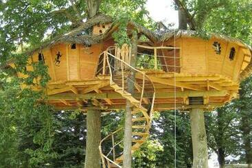 צימר Insolite Dans Les Arbres Les Ormes, Epiniac