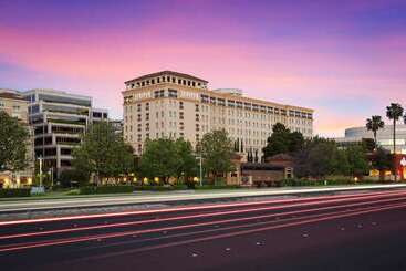 Juniper Hotel Cupertino, Curio Collection By Hilton