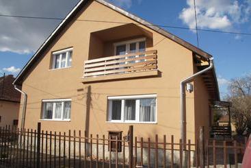 بنسيون Pacsirta Apartman