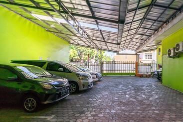 پانسیون Reddoorz Near Kejaksan Station Cirebon 2