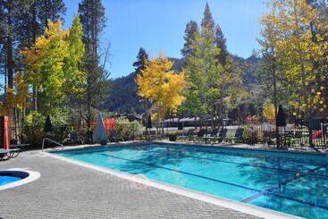 渡假胜地  Olympic Village Inn Olympic Valley
