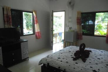 هاستل Baansanook Resort & Swimming Pool