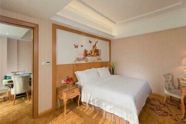 Vienna Hotel Shenzhen Baoneng City Plaza