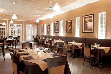 هتل Doubletree By Hilton Cape Cod Hyannis