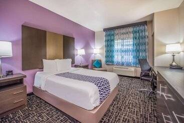 Отель La Quinta Inn & Suites By Wyndham Fairborn Wright Patterson