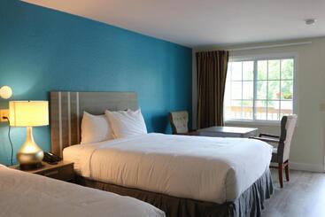 مُتل Sunbird Cape Cod Resort