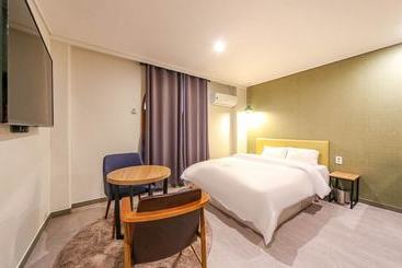 Zeus Motel