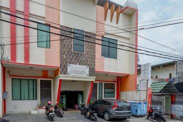펜션 Reddoorz Near Monumen Habibi Ainun