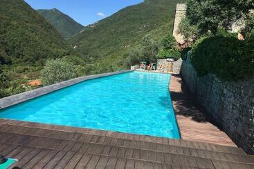 إقامة Stunning Medieval Mountain Retreat With Pool